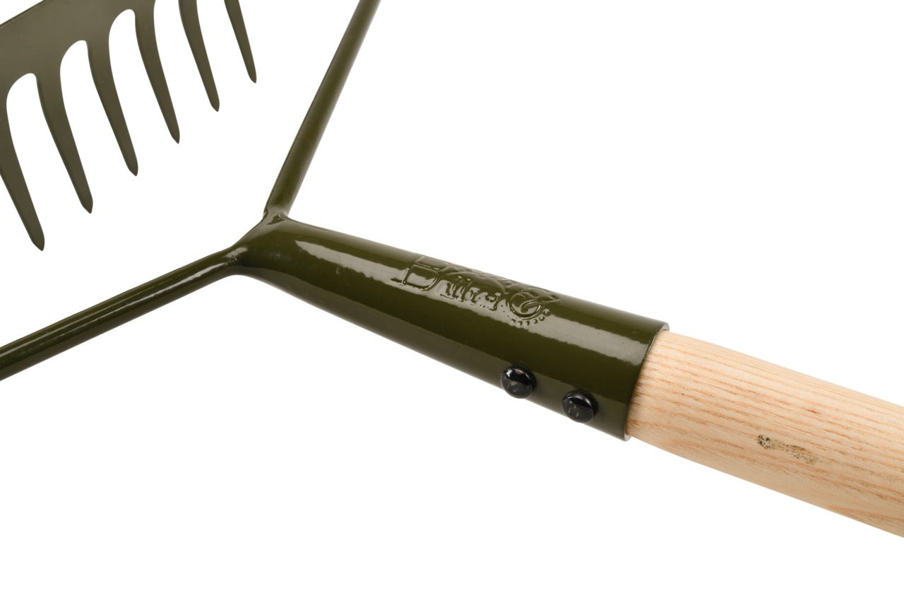 Râteau de jardin en acier vert au bore avec manche en bois dur
